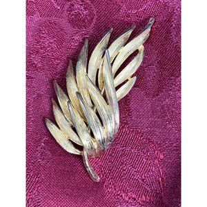 Vintage Gold Tone Leaf Brooch Unbranded 3 Inches